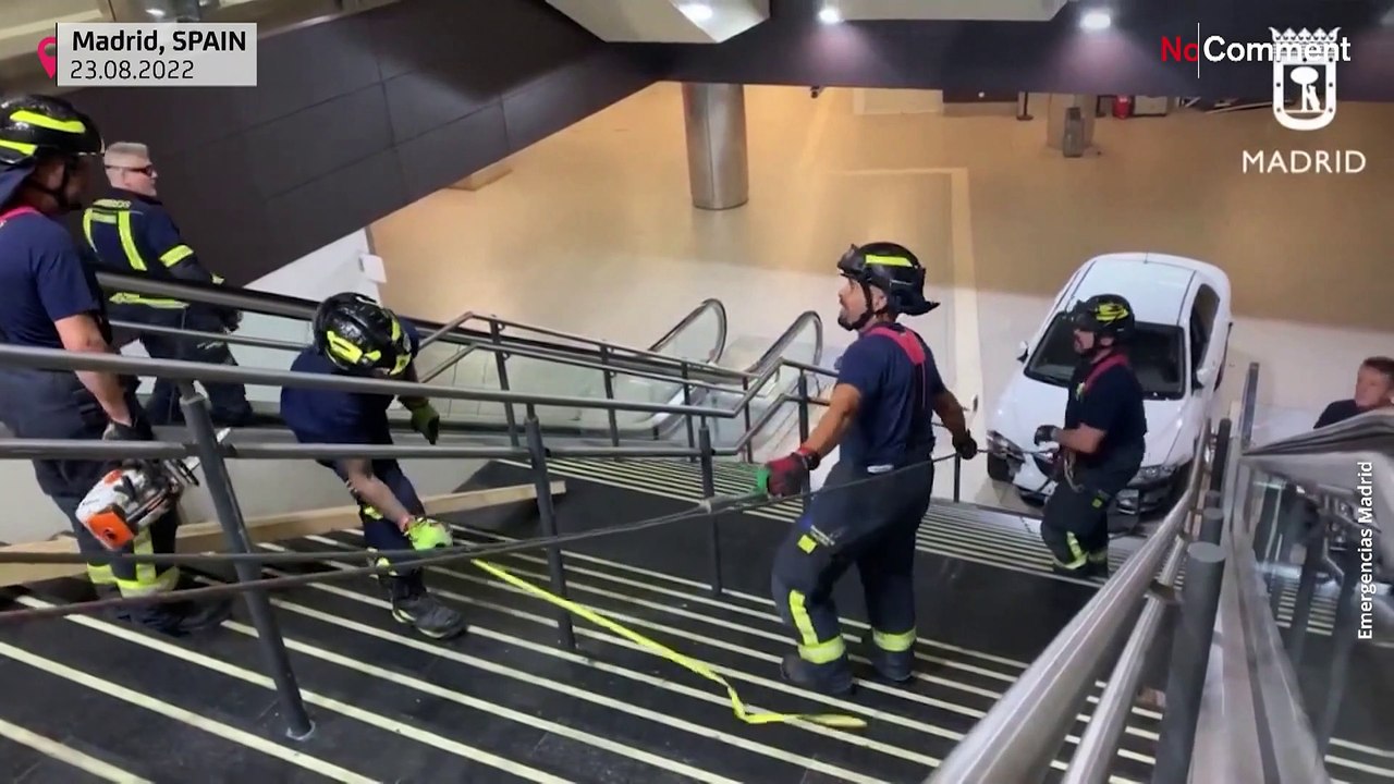 Falsch abgebogen? Gestohlenes Auto steckt in Metro-Station fest