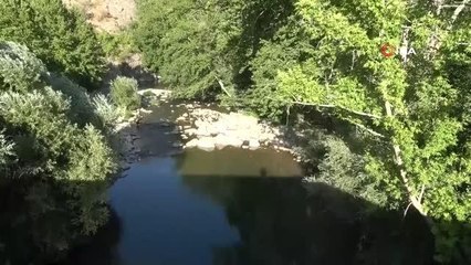 23 yıldır üzerinde sade bir şortla kanyonda yaşıyor, gelen ziyaretçilere müzik keyfi yaşatıyor