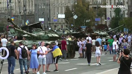 Ukrayna'da, "23 Ağustos Bayrak Günü" savaşın gölgesinde kutlandı