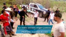 Policías y pobladores asfixian a pequeño oso negro y sonríen para la foto