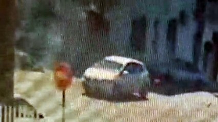 Veja momento em que carro pega fogo na Avenida Carlos Gomes