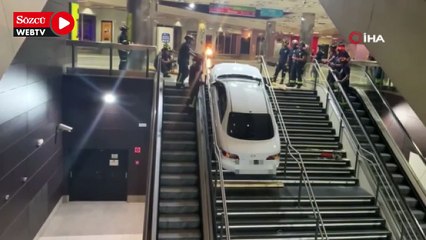 Çaldığı araçla metro istasyonunun merdivenlerine sıkıştı