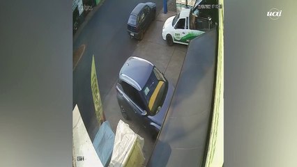 Carro invade loja de pisos em Frutal, no Triângulo Mineiro