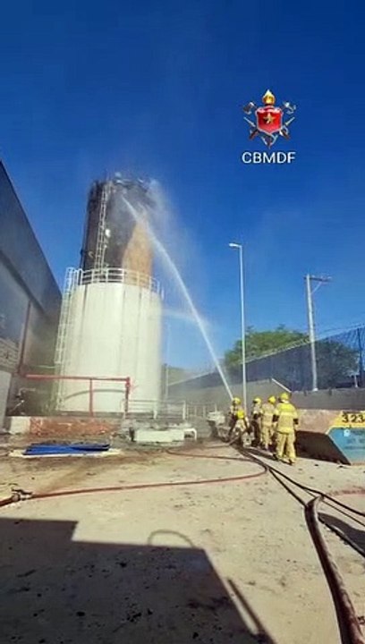 Incêndio em caixa d'água próximo a antigo hipermercado do SIA mobiliza Corpo de Bombeiros