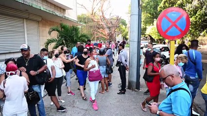 Esperanzados pero con dudas, los cubanos acuden a comprar divisas al Estado