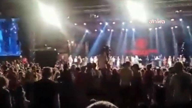 İzmir Valisi Köşger, 30 Ağustos kutlamasında Atatürk'ü anmadığı gerekçesiyle yuhalandı