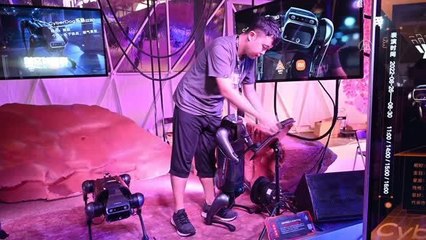 GUANGZHOU - Çin'de robot köpeğin dansı ilgiyle izlendi