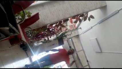 ESENYURT'TA ÇOCUKLARINI GÖRMEYE GELEN ESKİ EŞE SATIRLA TEHDİT