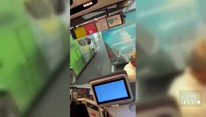 Otobüste gülenlere kızdı, kontak kapattı