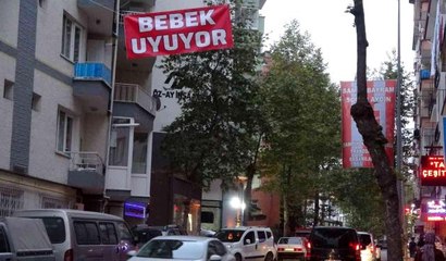 Araç gürültüsünden uyuyamayan bebeği için caddeye "Bebek uyuyor" afişi astı