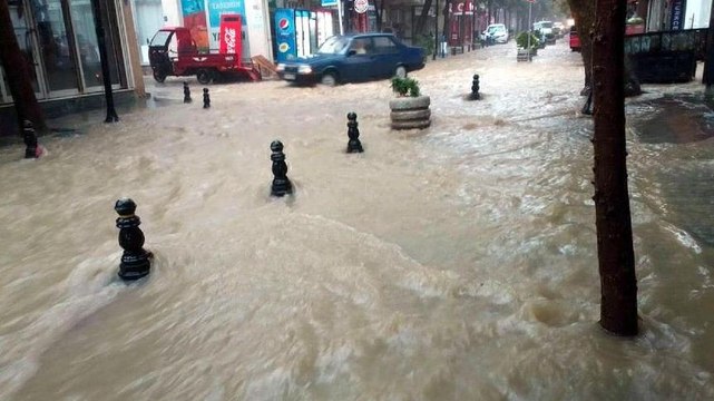 Dolu ve sağanak yolları göle çevirdi