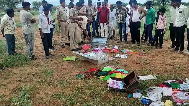 चोरों ने पलाना में की चोरी, खाली बक्से व कागजात गोगेलाव में फेंके