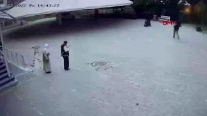 Van haber: VAN'DA, ALIKOYDUKLARI KAÇAK GÖÇMENLERİN AİLELERİNDEN FİDYE İSTEYEN 3 ORGANİZATÖR TUTUKLANDI