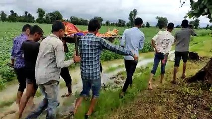 रोगी को चार किमी तक खाट पर ले जाना पड़ा