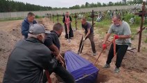 Погребение жертв военных преступлений в Буче