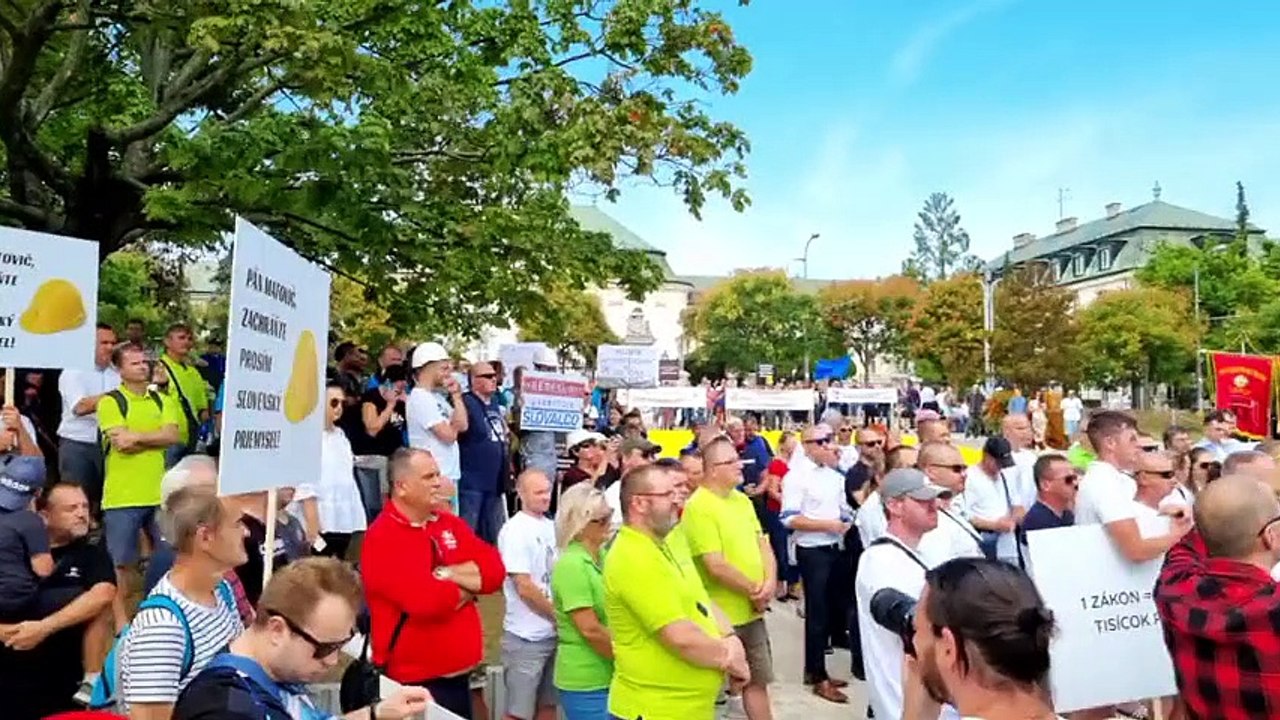 ZÁZNAM: Protest zástupcov spoločnosti Slovalco pred Úradom vlády