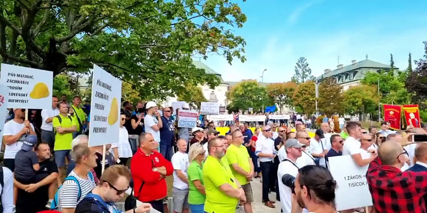 Protest zastupcov spolocnosti Slovalco pred Ura...