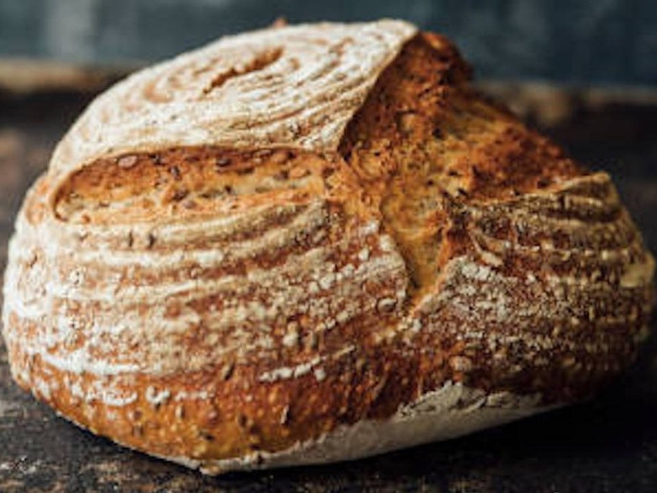 In nur 3 Minuten: So einfach wird altes Brot wieder saftig