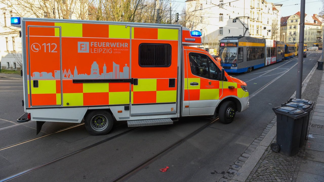 Leipzig: Frau stirbt nach Kollision mit Straßenbahn