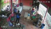 Video: Delincuentes se hacen pasar por clientes y asaltan a comerciante con su bebé en brazos