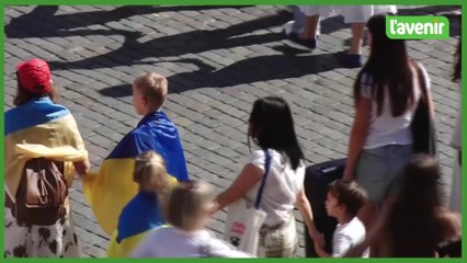 Un drapeau ukrainien géant déployé sur la Grand-Place de Bruxelles