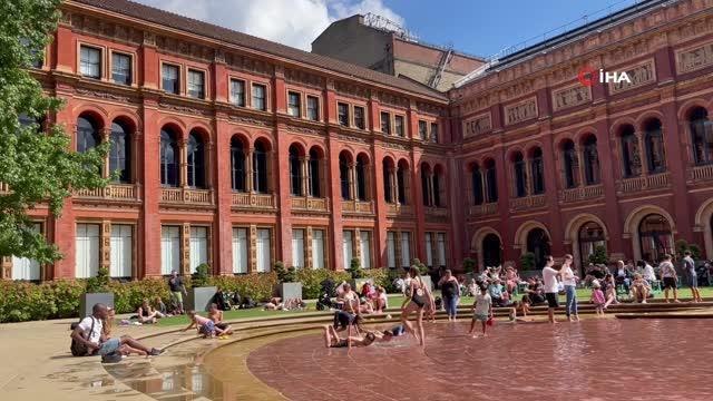 Londra'da sıcaktan bunalan çocuklar süs havuzunda serinledi