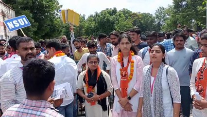 राजनीति में नफरत और दिखावे की कोई जगह नहीं, सामने आए- हाथ जोड़े, किया अभिवादन