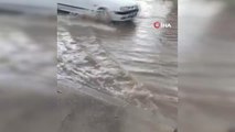 İzmir haberi... İzmir'de etkili olan sağanak yağış cadde ve sokakları göle çevirdi