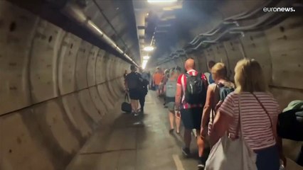 شاهد: إخلاء ركاب عبر نفق خدمة بعد حادثة طرأت على "يورو تانل" الرابط بين فرنسا وبريطانيا