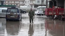 Çanakkale gündem: Ezine'de sokak ve iş yerlerini su bastı