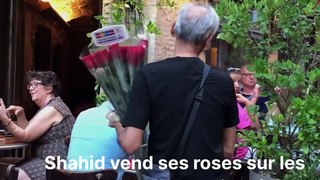 Dans les bars de Lyon, Shahid vend ses roses depuis 40 ans