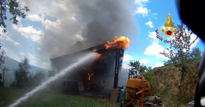 Incendio a Poggibonsi, a fuoco i pannelli solari di un deposito attrezzi