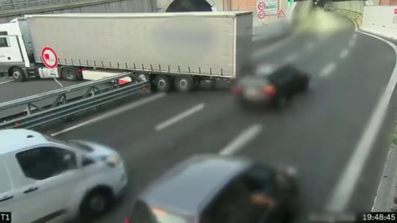 Pericolosa inversione a "U" su autostrada Genova, 2 patenti ritirate