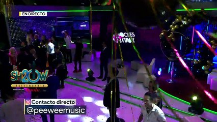 Conductora le da tremendo beso a 'Pee Wee' en pleno programa