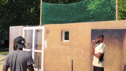 Le joueur du Stade Lavallois, Dembo Sylla, parvient à mettre le ballon dans la Lucarne Officielle