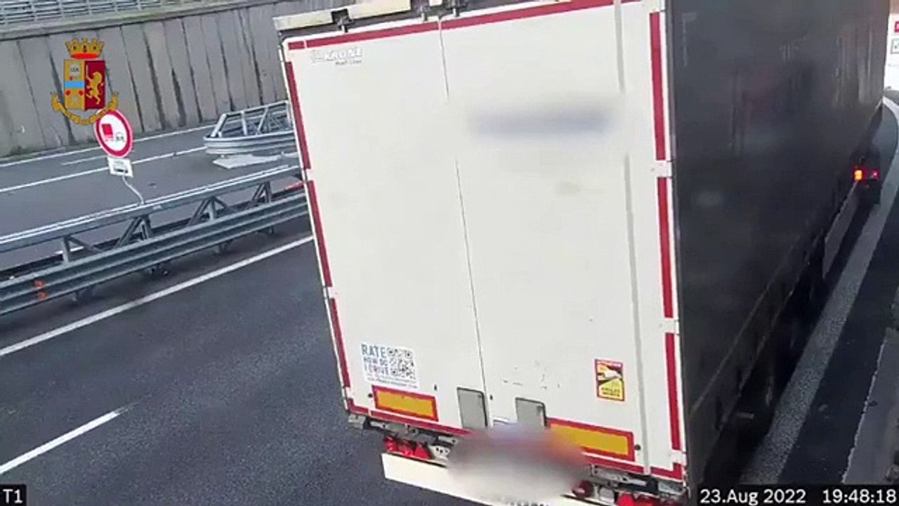 Paura in autostrada, Tir e auto fanno inversion...