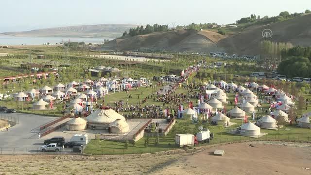 Bitlis haberleri | Türk Hava Kuvvetlerine ait savaş uçakları F-16'lar Ahlat'ta gösteri uçuşu yaptı