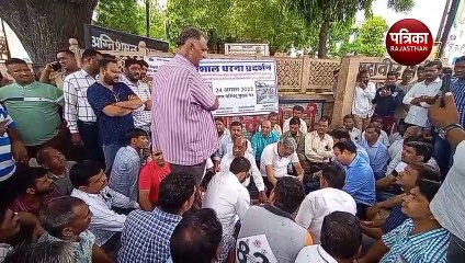 VIDEO : पाली: भाजपा पार्षद धरने पर बैठे, सभापति की खाली कुर्सी पर पहनाई माला