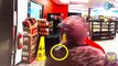 Una mujer de color golpea con un ladrillo a una dependienta antes de robar en una tienda en Phoenix