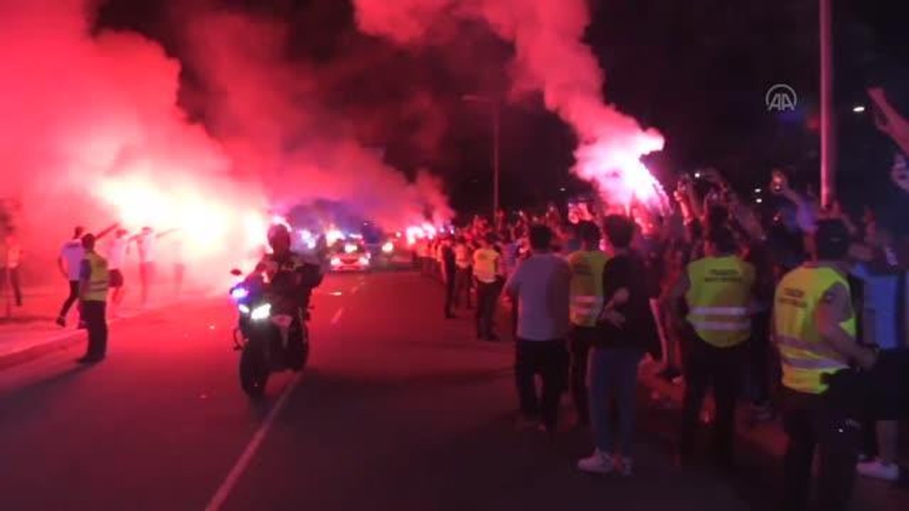 Trabzon haber | Trabzonspor, Şenol Güneş Spor Kompleksi'ne girişi sırasında taraftarlarca karşılandı