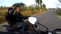 Câmera em capacete flagra homens armados roubando moto em MG