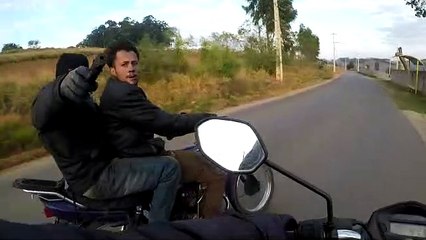 Câmera em capacete flagra homens armados roubando moto em MG