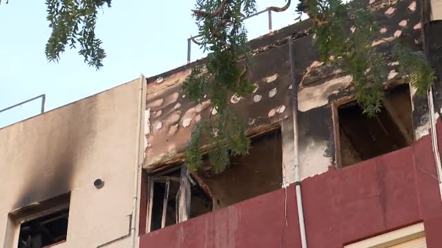 Dos hermanos, en estado crítico tras caer desde un quinto piso en llamas en Badalona