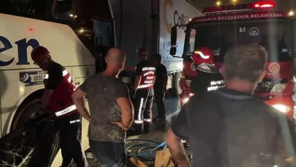 Yolcu otobüsünün tıra çarpması sonucu 25 kişi yaralandı
