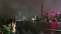 الظلام يسود جادة بوند في شنغهاي بعدما دفعت موجة حر غير مسبوقة الصين إلى تقنين استهلاك الكهرباء