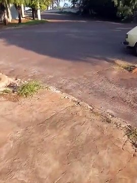 Moradores reclamam de buraco na Rua Roberto Paiva no Esmeralda