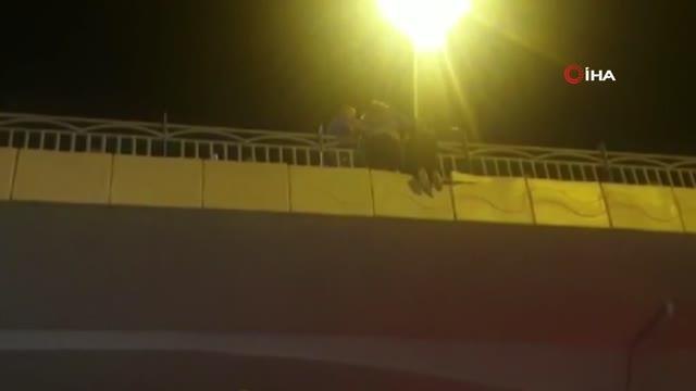 Üst geçitten atlamak isteyen 2 kadını ekipler havada yakaladı
