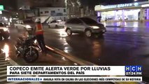 ¡Hasta los postes ceden! Producto de las lluvias que se producen en la capital