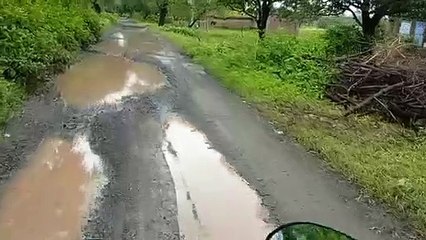 कीचड़ भरे और खस्ताहाल रोड से गुजरने को मजबूर सेवना के लोग