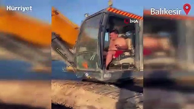 Sıcaktan bunalan işçiler kepçede böyle serinledi